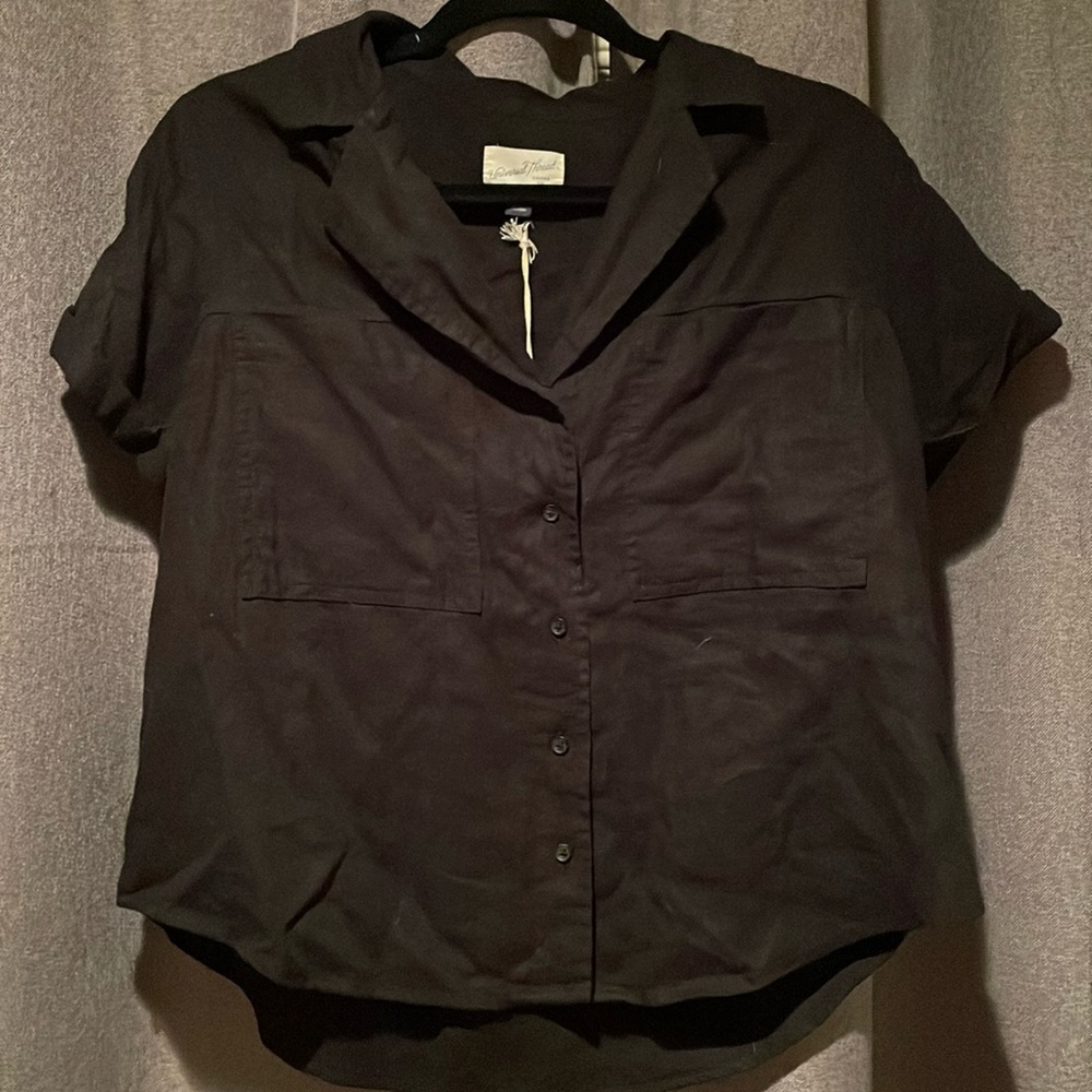 Universal Threads button top